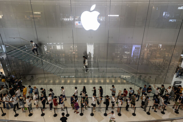 Apple threatens to drop 'Ask App Not to Track' privacy pop-ups in EU | Euractiv Apple Threatens to Remove Privacy Feature in Europe