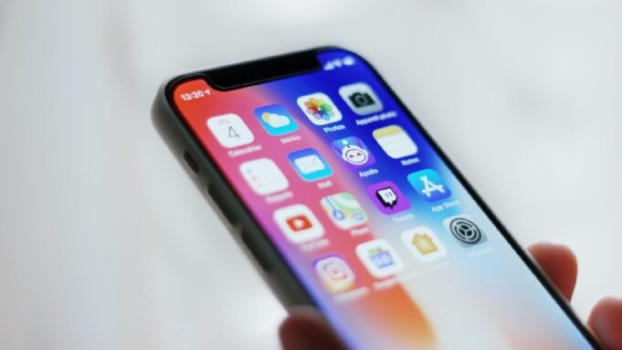 Android 15 and iOS 19 Vie for Smartphone Supremacy