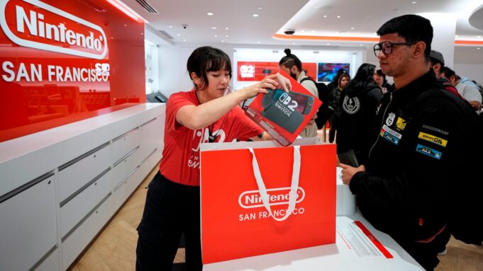 Nintendo borrows from Apple's product playbook - Financial Times Nintendo Takes a Page from Apple's Product Strategy Book